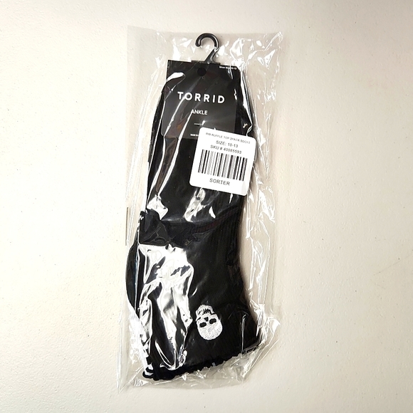 ❤️NWT TORRID WIDE WIDTH - 2 PACK RUFFLE SHORTIE SOCKS - SKULL PRINT - Picture 3 of 10